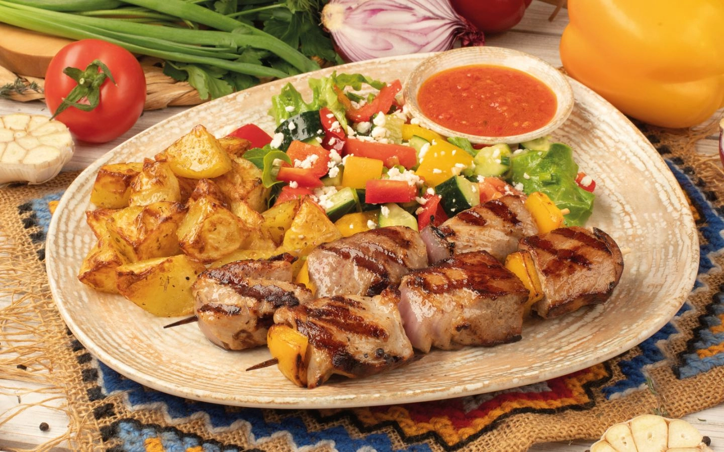 Frigărui de porc cu salată și adjică