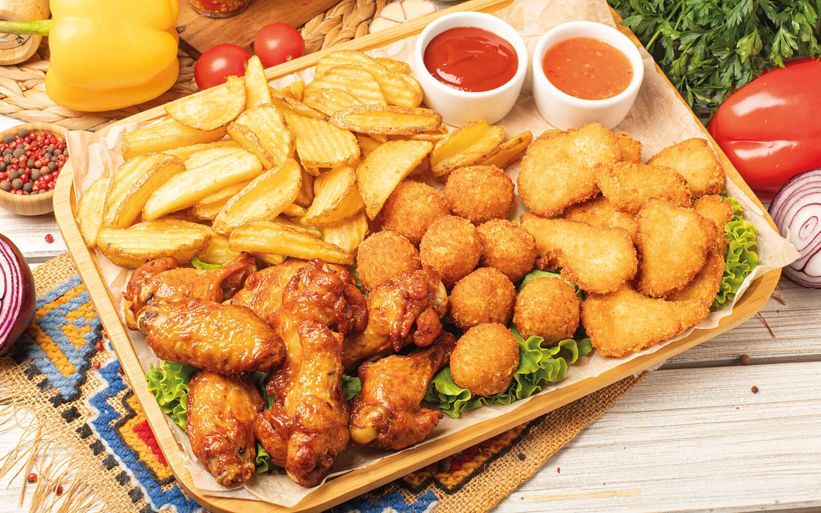 Platter with wings, breaded fillet, nuggets and crispy potatoes
