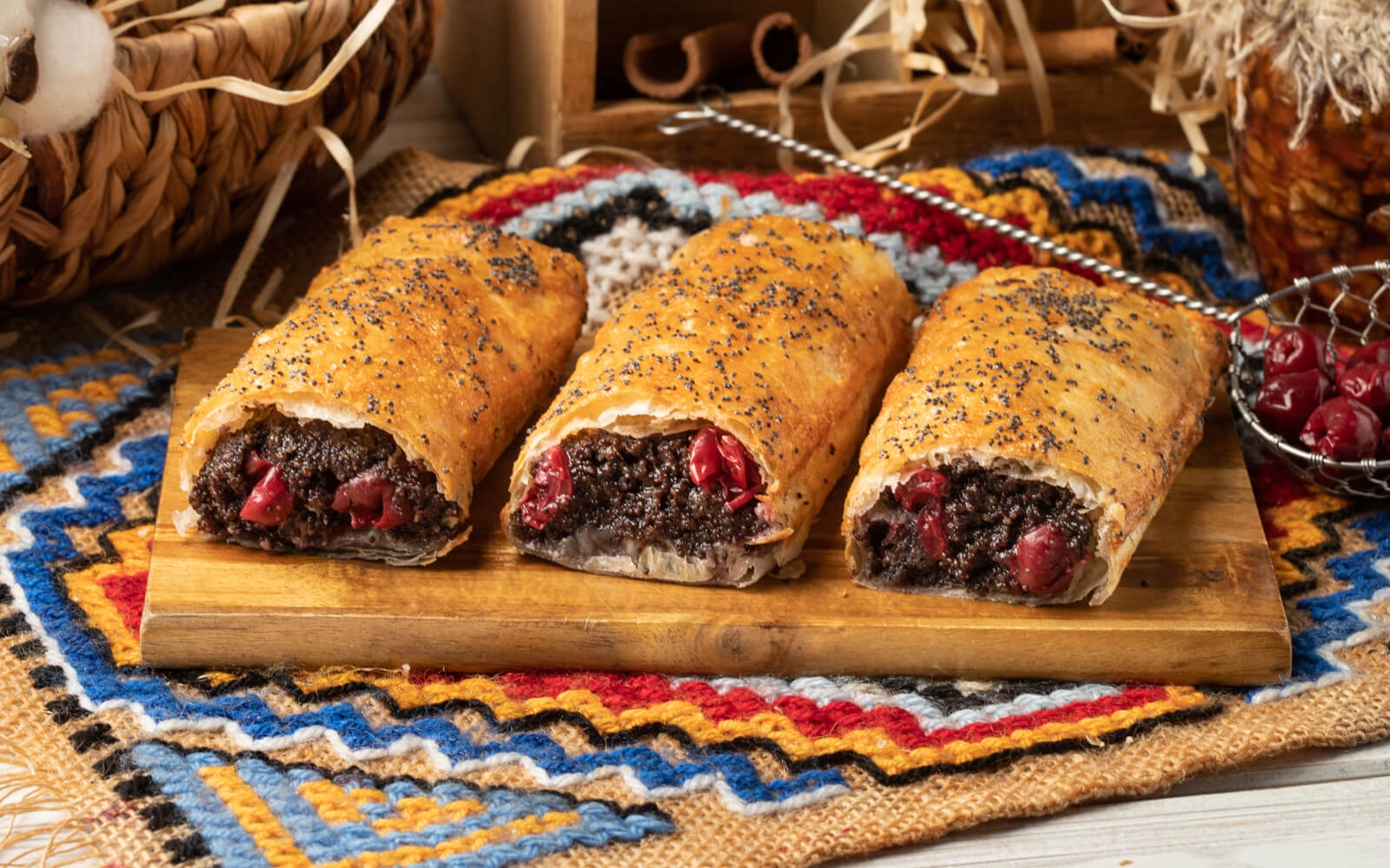 Învârtită cu vișină și mac