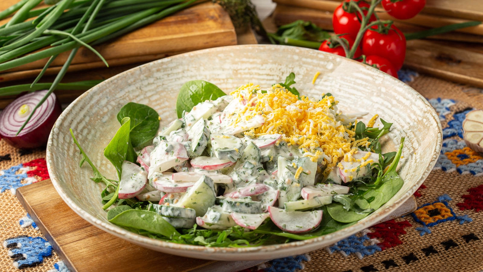 Свежий салат с редисом