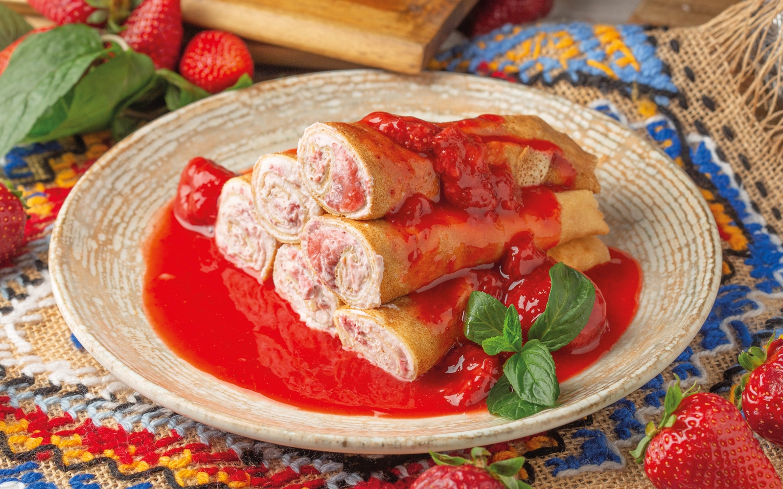 Clătite cu cremă de brânză și sos din căpșuni