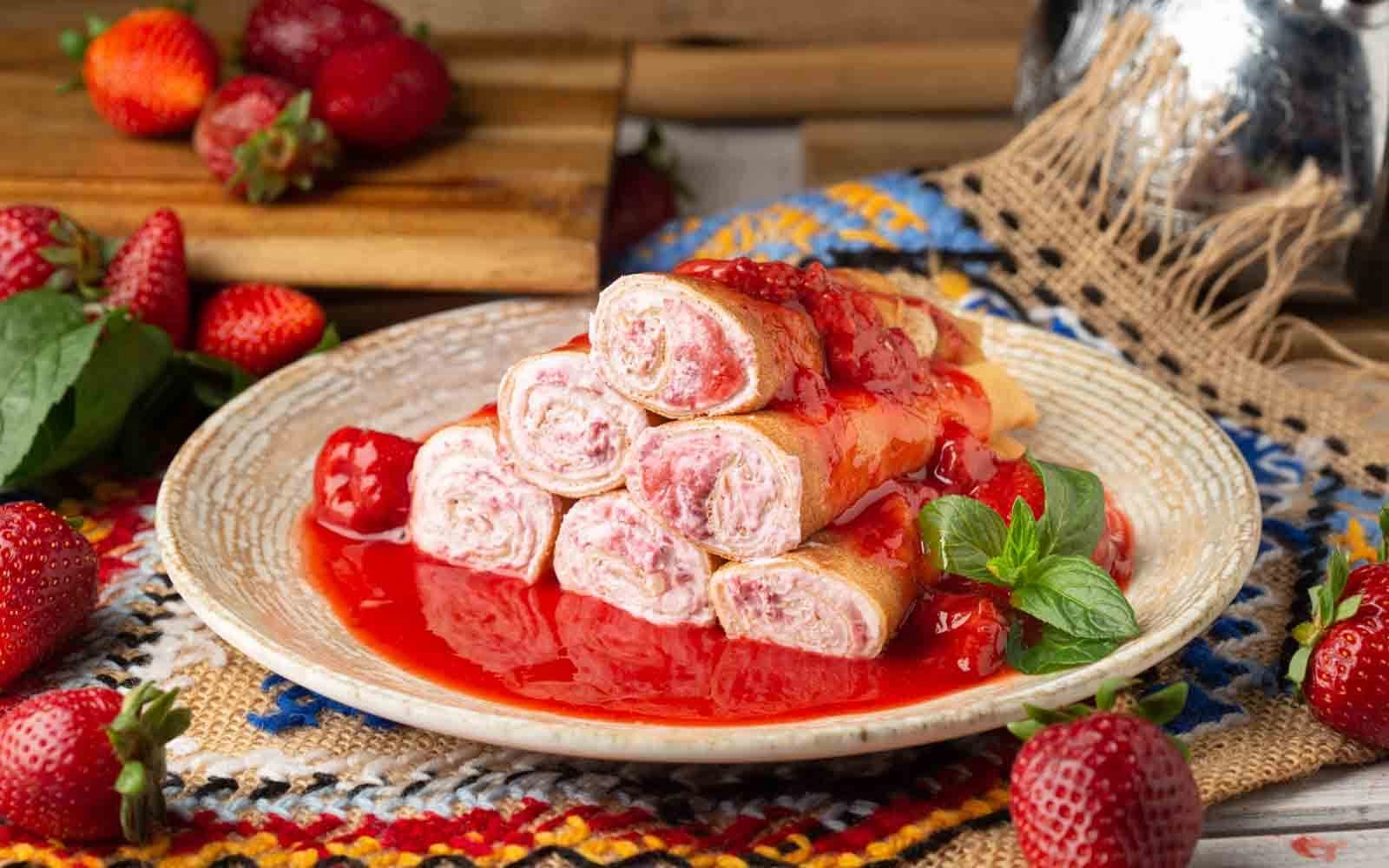 Clătite cu cremă de brânză și sos din căpșuni