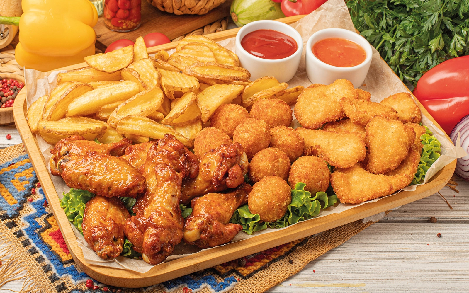 Platter with wings, breaded fillet, nuggets and crispy potatoes