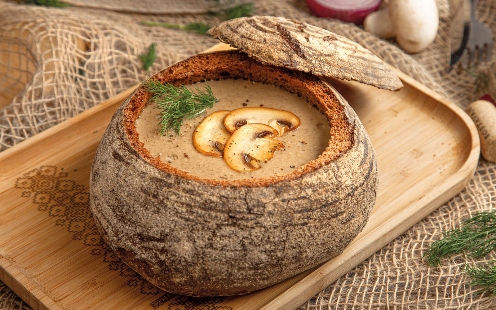 Supă-cremă de ciuperci în pâine